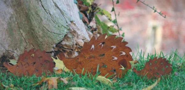 edelrost-igel-haengend-gartendeko-rostig-grosshandel